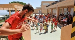 aprender idiomas, practicar deportes y realizar diferentes actividades con monitores especializados