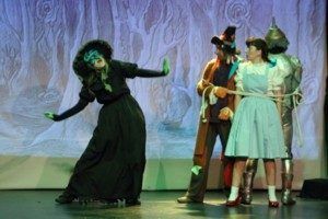 La bruja del Oeste que seguirá a Dorothy y sus amigos camino a Oz 