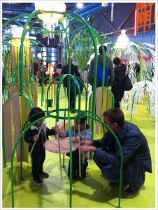 exposición-taller infantil dónde disfrutar y ver la naturaleza de forma experimental