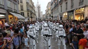 desfile de las tropas de la Legión 501 de Star Wars por las calles de Málaga