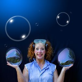 Tina después de tocar artes como el teatro o el circo nos trae un espectáculo de pompas para los más pequeños