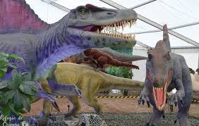 dinosaurios animatrónicos en una gran exposición a tamaño real de animales prehístoricos