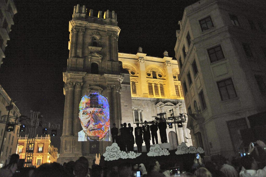 actividades culturales y de ocio en las calle del centro de la ciudad durante La Noche en Blanco.