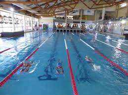 disfrutar de la piscina climatizada de la ciudad deportiva durante el Campamento Multideportivo