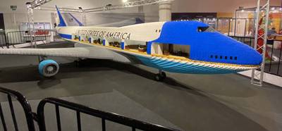 Reproducción a escala 1:7 el Boeing 747 con piezas LEGO